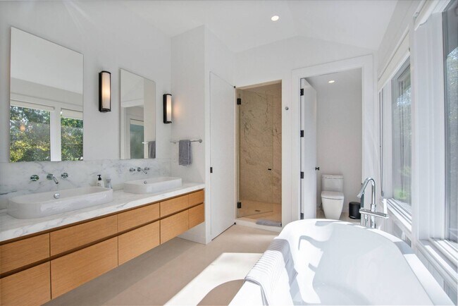 Building Photo - 60 Gansett Ln