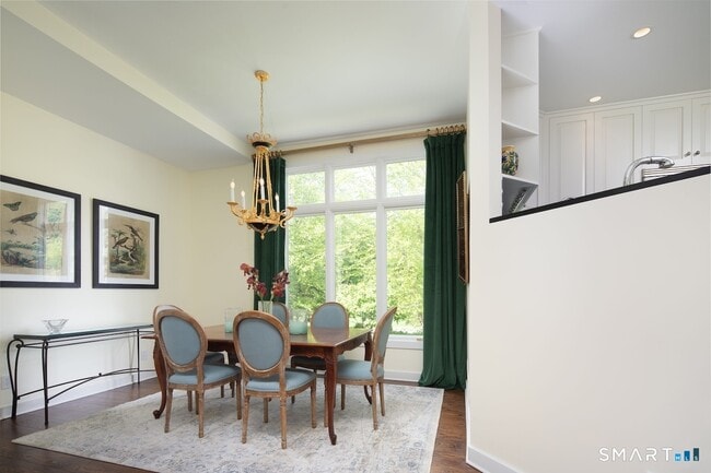 Building Photo - 5 Great Elm Dr