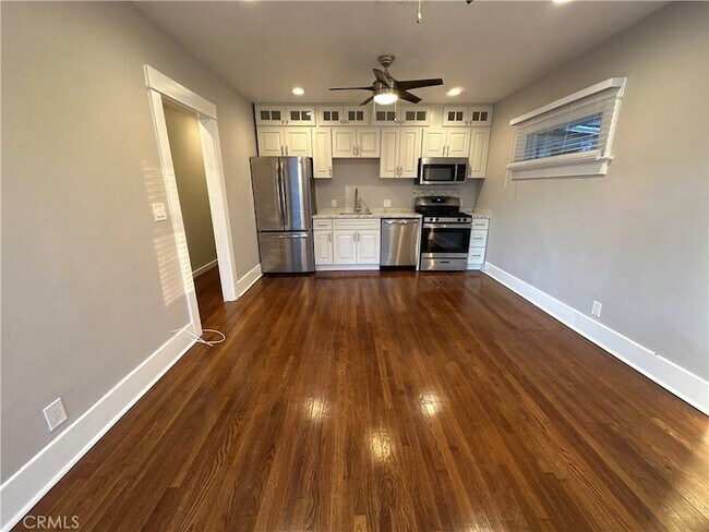 Building Photo - 633 W Maple Ave