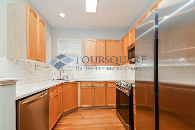 Building Photo - Townhome | 1st Floor Master Bedroom/ Full ...