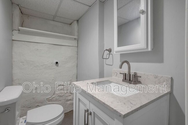 Building Photo - 618 Lilley Ave