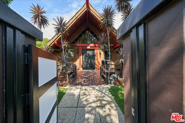 Building Photo - 201 S Larchmont Blvd