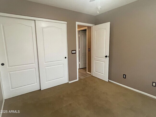 Building Photo - 416 E Chicory Pl