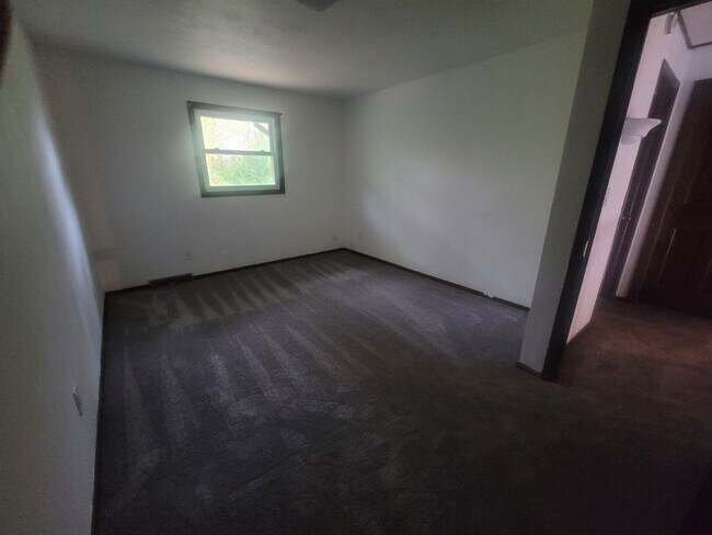 Bedroom 2 - 1213 E Airport Rd