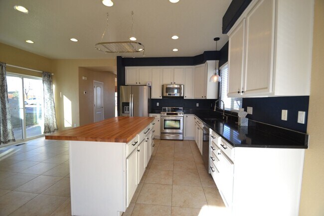 Building Photo - Beautiful 4 Bedroom Home Available Now!