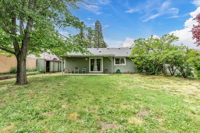 Building Photo - Three bed, Two bath home | Available Novem...