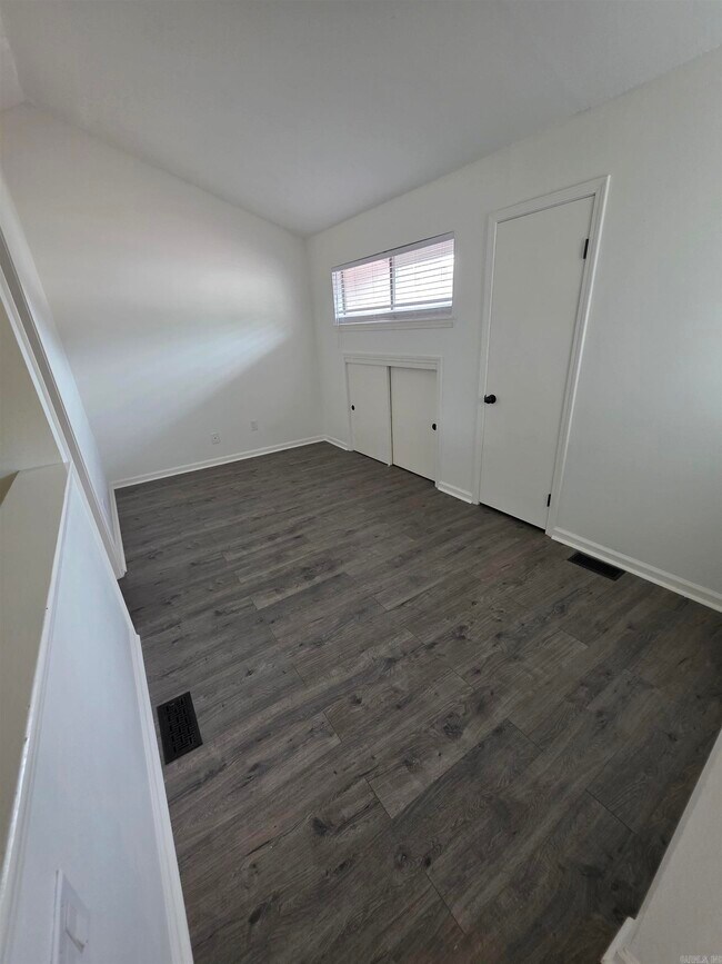 Building Photo - 301 Kings Row Dr