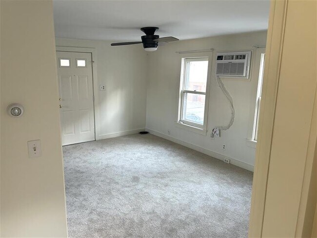 Building Photo - 33 Putnam St