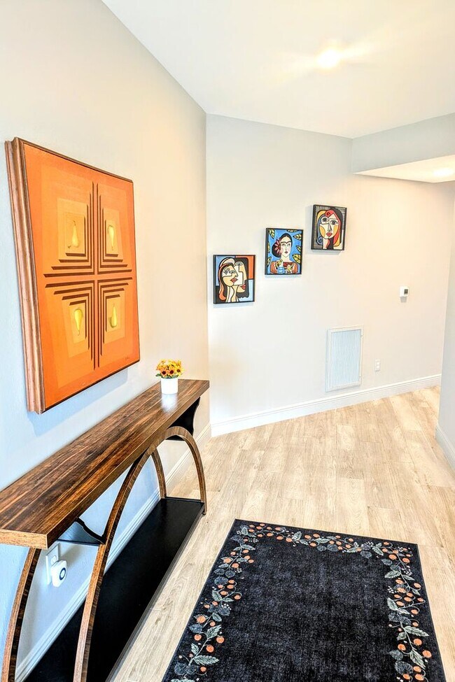 Building Photo - Annual Turnkey 3/3 penthouse on waterfront in Osprey