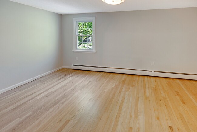 Building Photo - 10 Meadow Ln