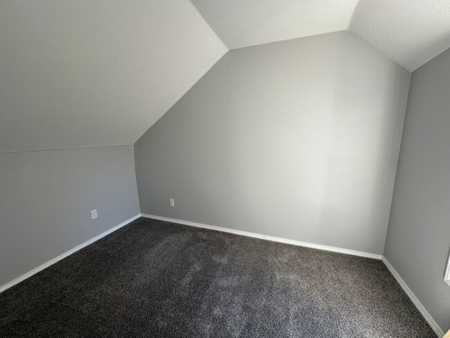 Building Photo - 4 Bedroom House!