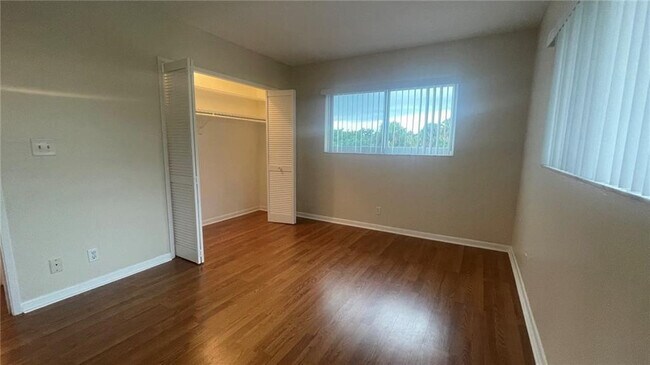 Building Photo - 1911 NE 28th Ct