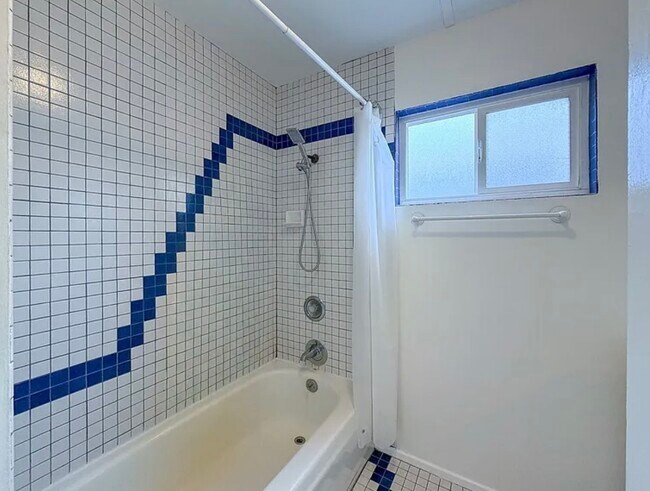 Building Photo - 4027 Ocean Dr