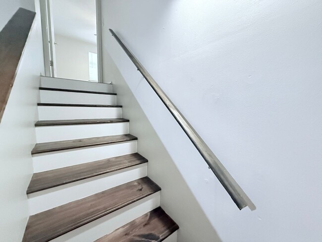 Building Photo - 2/2 House 1 mile from campus and the square