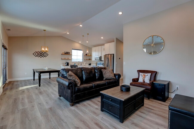Building Photo - 855 Lincoln Dr