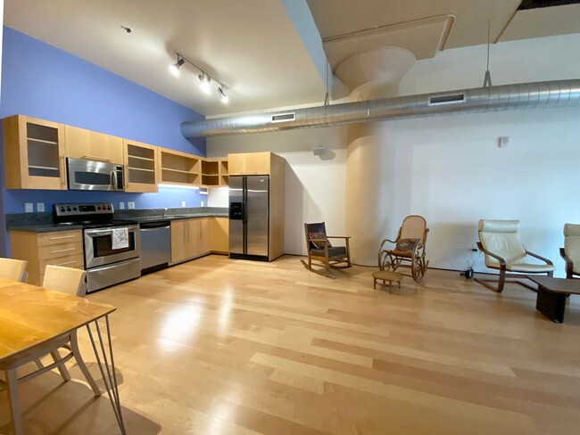 Building Photo - Gorgeous Pearl Loft with Private Entrance,...