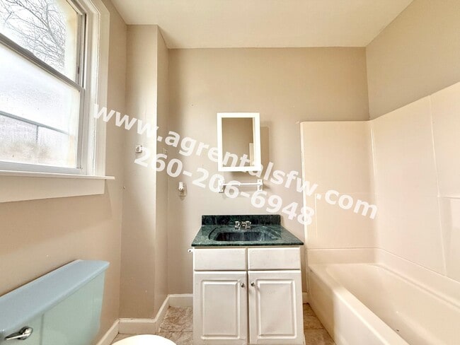 Building Photo - 4 Bedroom House