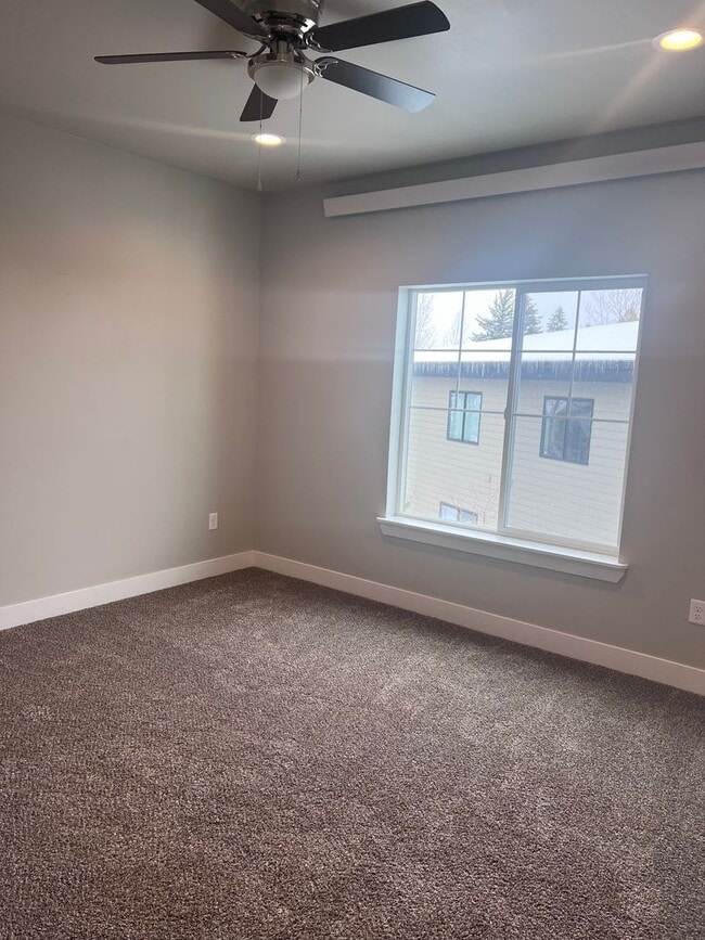 Building Photo - 3 BR townhouse in Victor, ID W/ Garage