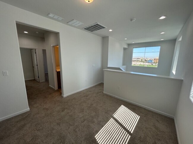 Building Photo - Brand new 4 bedroom 3 bathroom with solar in NW Visalia!!