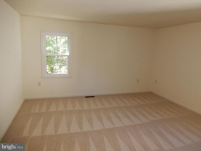 Building Photo - 7014 Maple Tree Ln