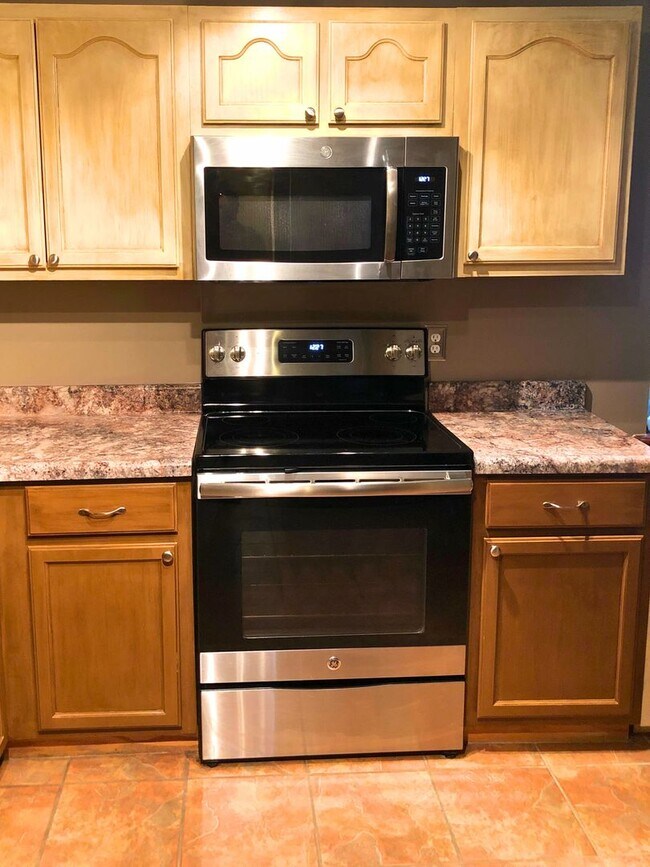 Building Photo - 3/2 home with a fenced in yard!