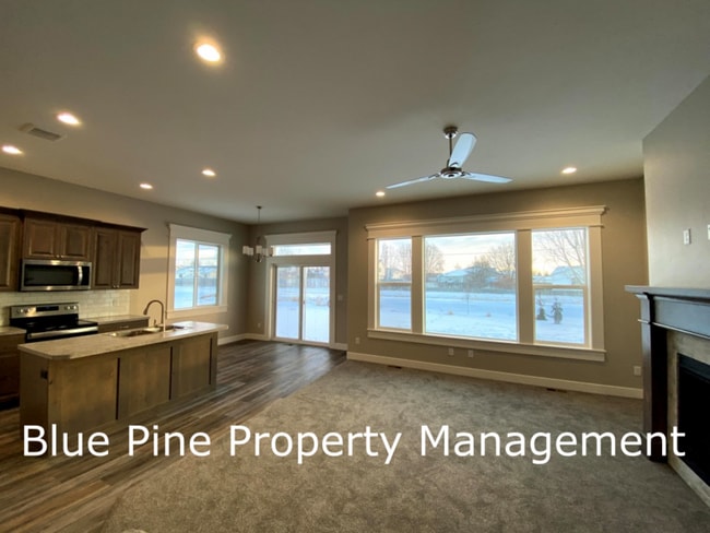 Building Photo - 1000 Sloane Wy