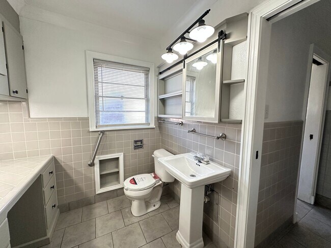 Building Photo - GORGEOUS 4/3 BROADMOOR HOME-UPDATED-MUST SEE!