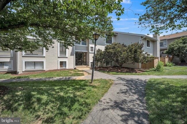 Building Photo - 5758 Village Green Dr