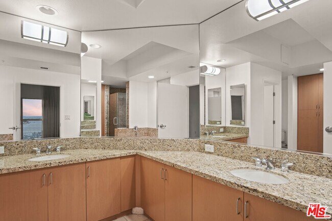 Building Photo - 13700 Marina Pointe Dr