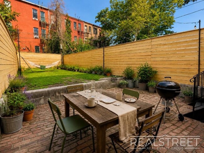 Building Photo - Charming 2 Bed 1.5 Bath Upper Duplex in Bushwick with Garden