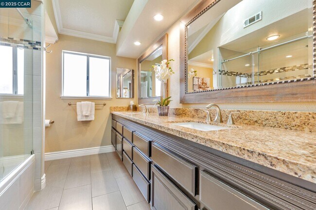 Building Photo - 668 Sun Tree Ct
