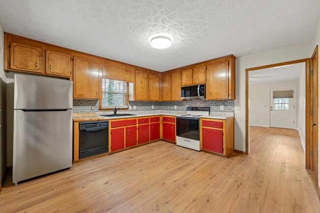 Building Photo - 131 McWhirter Pl