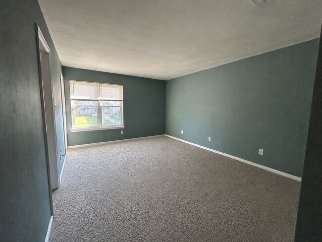 Building Photo - 913 Bernstein Ct