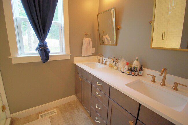 Building Photo - Charming 3 bedroom 2.5 bath home in incredible Durham location, with a massive fenced in yard!