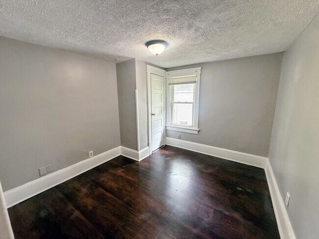 Building Photo - 4 Bedroom 1 Bathroom Single Family Home for Rent!