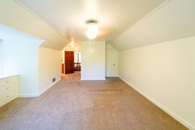 Building Photo - Luxurious Portland Heights home tucked away on a private street on nearly half an acre.