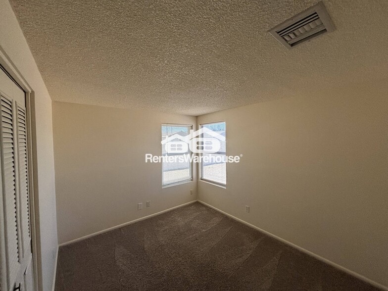 Building Photo - 2126 N Villas Ln