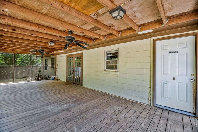 Building Photo - Charming 4 Bedroom Pensacola Rental in a Convenient Location!