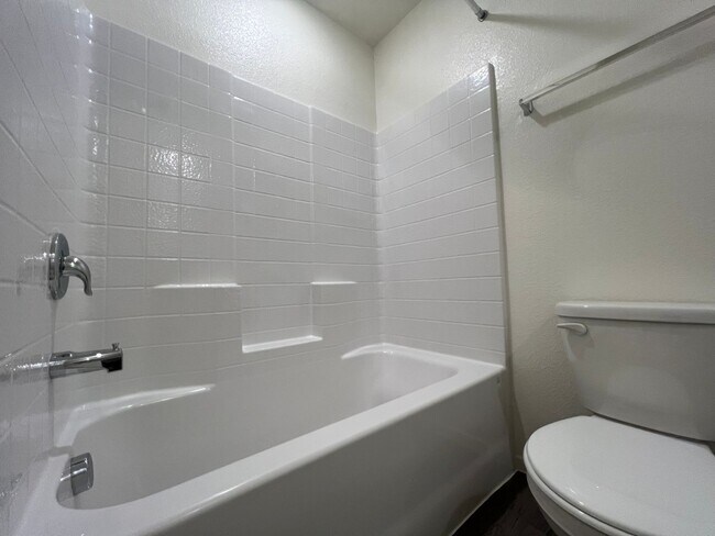 Building Photo - LIKE BRAND NEW AND BEAUTIFUL! 3 BEDROOMS, 2.5 BATHS