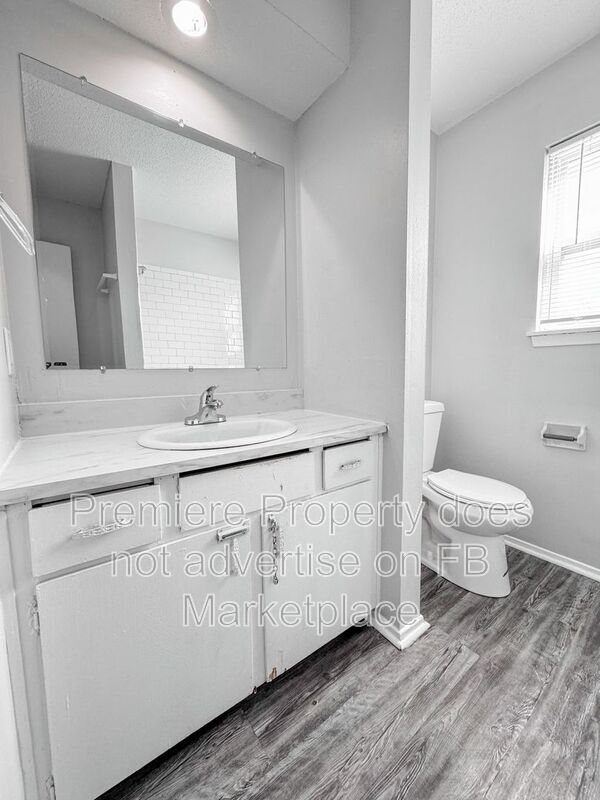 Building Photo - 219 N Oak Dr