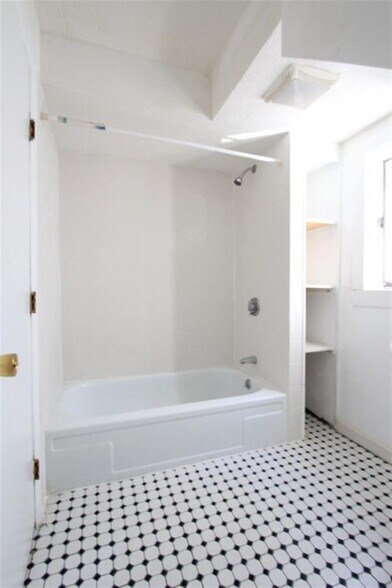 Building Photo - 569 Main St