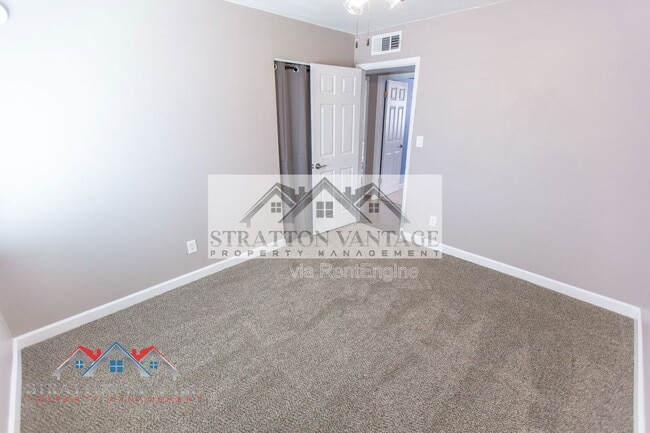 Building Photo - 944 W Meseto Ave