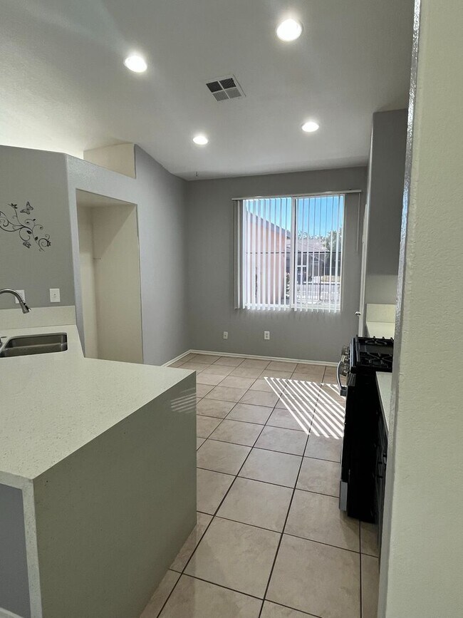 Building Photo - 3 bedroom 2 bath home with large yard available in Adelanto!