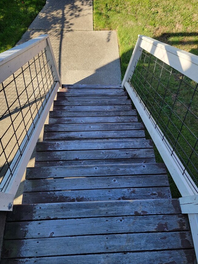 Building Photo - Bright and cheery 2 bed top level apartment in convenient Bremerton location