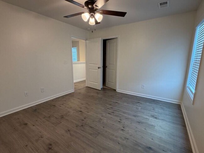 Building Photo - 1097 Sapphire Dr