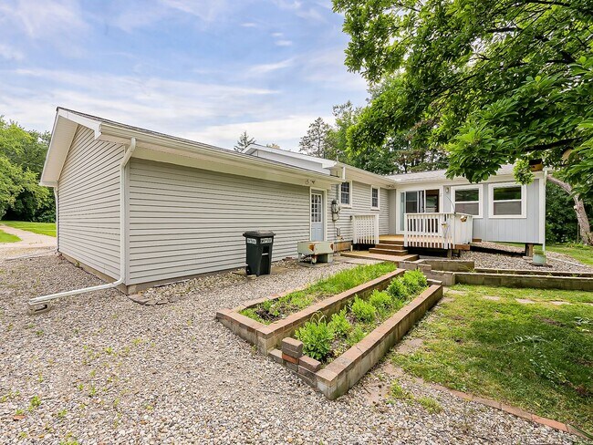 Building Photo - Your Private Retreat Just Minutes from Downtown South Lyon