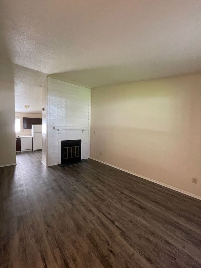 Building Photo - Lovely 2 Bedroom 1 Bath Duplex