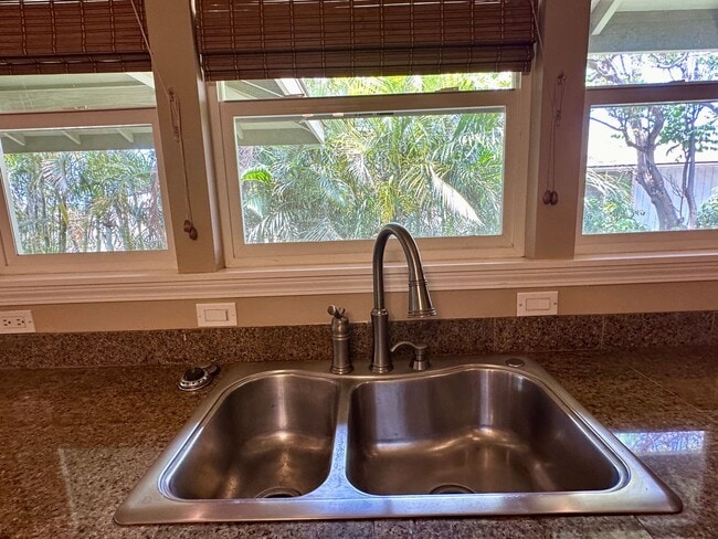 Building Photo - Spacious Home Close to Beaches, Shopping and More in South Maui!