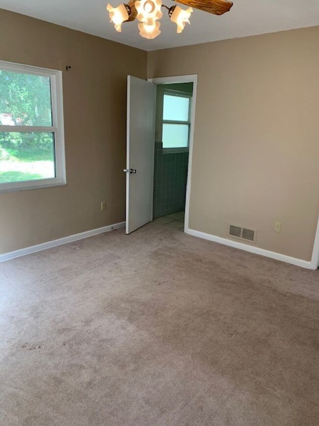 Building Photo - 4/3 Home in Heart of Umatilla!