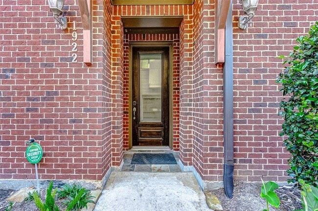 Building Photo - Bright and spacious townhome with a beautiful rooftop terrace to relax.
